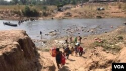 မြဝတီမြို့မှ ထိုင်းနိုင်ငံဘက် တွက်ပြေးတိမ်းရှောင်လာသော မြန်မာစစ်ဘေးရှောင်များ
