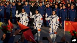 中国在酒泉卫星发生基地发射神舟十七号载人飞船,航天员汤洪波、唐胜杰和江新林出席欢送仪式。(2023年10月26日)