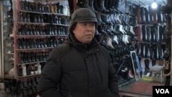 在乌克兰基辅特洛耶辛斯基批发市场的中国商贩 (美国之音记者五羊,特约摄像Yuriy Dankevych拍摄)