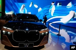 资料照:2023年上海车展上展出的德国BMW i7 M70L车型。(2023年4月19日)