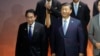 在旧金山举行的亚太经合组织峰会上,日本首相岸田文雄(左)与中国国家主席习近平和其他与会领导人合影留影。(2023年11月16日)