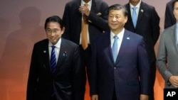在旧金山举行的亚太经合组织峰会上,日本首相岸田文雄(左)与中国国家主席习近平和其他与会领导人合影留影。(2023年11月16日)