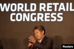 资料照:总部在新加坡的中国快时尚电商希音(Shein)执行主席唐伟(Donald Tang)在巴塞罗那举办的世界零售大会上讲话。(2023年4月25日)