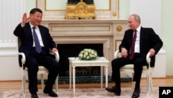 中国国家主席习近平(左)在俄罗斯莫斯科克里姆林宫与俄罗斯总统弗拉基米尔·普京会面。(资料照片,2023年3月20日)
