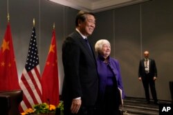 2023年11月10日,美国财政部长耶伦在旧金山与中国国务院副总理何立峰会晤时合影。(美联社照片)