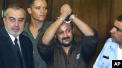 巴勒斯坦政治领袖马尔万·巴尔古提(Marwan Barghouti)2002年在特拉维夫法庭接受审判时的照片。