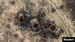 资料照:乌克兰顿涅斯卡地区被摧毁的俄军坦克。(2024年2月13日)