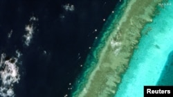 卫星影像显示,在南中国海有主权争议的斯卡伯勒浅滩(中国称黄岩岛)附近海域可以看到菲律宾渔船。(2024年2月22日)