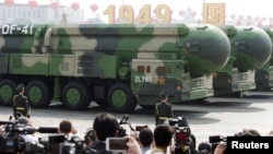 资料照:中国军车车载东风-41洲际战略核导弹在北京天安门广场举行的国庆阅兵式上展示。(2019年10月1日)