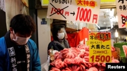 资料照:日本东京街头的海产鱼摊。(2020年12月29日)