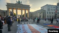 2023年六四周年前夕,德国柏林勃兰登堡门前的六四纪念活动(照片来源:黄意诚Twitter)