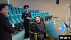 在朝中社2023年11月25日发布的这张照片中,朝鲜领导人金正恩访问国家航空航天技术局视察侦察卫星的准备情况,并观看谍卫星拍摄的照片。(路透社照片)