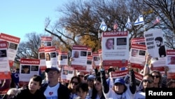 资料照:2023年11月14日,美国犹太人和支持以色列的民众在首都华盛顿国家广场举行集会,表示与以色列站在一起,抗议反犹太主义的言论。