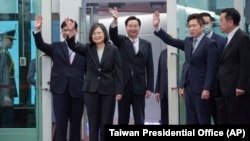 台湾总统蔡英文飞往纽约前在桃园国际机场挥手告别。(2023年3月29日)