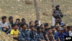 ဘင်္ဂလားဒေ့ရှ်ဘက်ထွက်ပြေးသွားတဲ့ မြန်မာနယ်ခြားစောင့်ရဲတပ်ဖွဲ့ဝင်တွေကို တက်နပ်ဖ်မြို့မှာ ဘင်္လားဒေ့ရှ် နယ်ခြားစောင့်တပ်ဖွဲ့ဝင်တွေက လက်နက်ကိုင်စောင့်ကြပ်ထားပုံံ။ (ဖေဖေါ်ဝါရီ ၇၊ ၂၀၂၄)