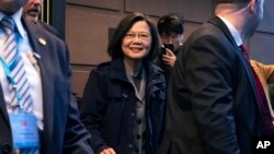 台湾总统蔡英文2023年3月29日在过境美国时,离开纽约的一家酒店。