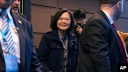 2023 年 3 月 29 日,台湾总统蔡英文离开纽约一家酒店。