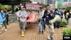 香港疫情后首次有将军澳居民发起3月26日游行反对当局填海,约80名游行人士戴上挂颈号码牌,自行拉起封锁线围封游行队伍,中途不能让市民插队 (美国之音/汤惠芸)
