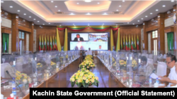 ကံပိုကျတီမွို့နဲ့ ထိနျခြုံးမွို့ကွားက စီးပှားရေးဇုနျတညျဆောကျရေး နှဈဘကျ တာဝနျရှိသူတှေ ၂၀၂၃ ဧပွီလ ၂ ရကျက မွဈကွီးနားမှာ ဆှေးနှေးနကွေစဥျ။