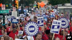 全美汽车工人联合会(UAW)2023年9月15日开始星期五开始有史以来首次针对美国通用汽车(General Motors)、福特(Ford)以及吉普(Jeep)和克莱斯勒(Chrysler)的母公司斯特兰蒂斯(Stellantis)三大汽车制造商同步发动大罢工.