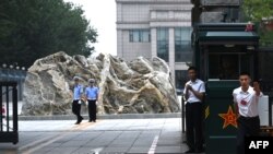 中国保安人员在举行中共三中全会的京西宾馆外执勤。(2024年7月15日)