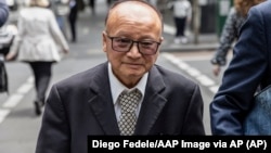 资料照片: 澳大利亚维多利亚州前自由党党员、越柬老华人团体联合会主席杨怡生(Di Sanh Duong)2023年11月16日在澳大利亚墨尔本受审后离开法庭