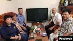 越南博主黎英雄(左三)2023年7月5日获得自由后和亲友在一起。(照片来自黎英雄家人的脸书)