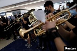 资料照:在香港反送中运动期间一组音乐演奏者在九龙塘的一家商场演奏《愿荣光归香港 》。(2019年9月18日)