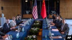 中共中央外事工作委员会办公室主任王毅(右)和白宫国家安全顾问杰克`沙利文(左)在北京雁栖湖会谈前合影。(2024年8月27日)