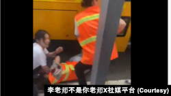 资料照:苏州日本人学校校车袭击事件现场,被刺伤的乘务员倒地。(图片来自博主“李老师不是你老师”X社媒平台视频截图)