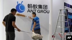 中国工人在上海的世界人工智能大会会场为蚂蚁集团建展台。(2023年7月5日)