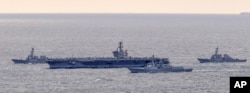 美国海军尼米兹号航母(USS Nimitz)率领的一个打击群在完成与韩国海军的联合演习后驶往韩国釜山海军基地。(2023年3月27日)