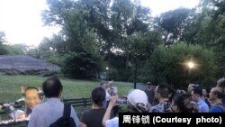 纽约中央公园“刘晓波纪念长椅”前举行烛光纪念活动。(周锋锁提供)