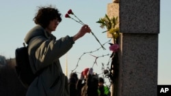 俄罗斯民众在圣彼得堡政治压迫受害人纪念碑献花,纪念纳瓦尔尼。(2024年2月18日)