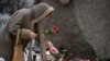 Фото 21 лютого 2024 року: жінка вшановує пам'ять російського опозиціонера Олексія Навльного, який помер у в'язниці 16 лютого у віці 47 років