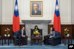 台湾总统蔡英文在台北总统府会晤到访的美国国会众议院美国与中国共产党战略竞争特设委员会主席迈克·加拉格尔(Mike Gallagher)。(2022年2月22日)