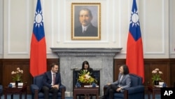 美国众议院美国与中共战略竞争特设委员会主席迈克·加拉格尔(Mike Gallagher)在访问台北期间与台湾总统蔡英文举行会谈。(2024年2月22日)