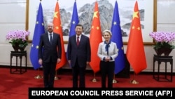 中国国家主席习近平与欧盟委员会主席乌尔苏拉·冯德莱恩(右)和欧洲理事会主席夏尔·米歇尔(左)在北京举行会晤。(2023年12月7日)