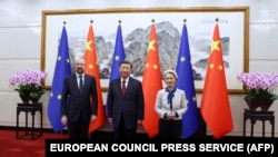 资料照片:2023年12月7日,中国国家主席习近平与欧盟委员会主席乌尔苏拉·冯德莱恩(右)和欧洲理事会主席夏尔·米歇尔(左)在北京举行会晤。(法新社照片)