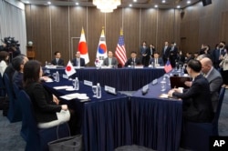 韩国新任特使金健(中)在首尔与日本核问题特使船越健裕和美国驻朝鲜特别代表金圣出席的美日韩三方会谈上讲话。(2023年4月7日)