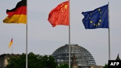 资料照:中国、德国和欧盟旗帜在德国柏林国会大厦外飘扬。