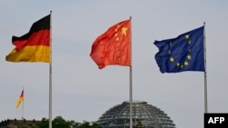 资料照:中国、德国和欧盟旗帜在德国柏林国会大厦外飘扬。