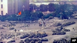 资料 - 1989 年 6 月 5 日,在军事镇压结束了天安门广场为期七周的民主示威活动一天后,中国军队和坦克聚集在北京。(美联社图片)