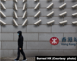 设计香港地铁站外被P了很多摄录机。 (图片来源:Surreal HK) Shèjì xiānggǎng dìtiě zhàn wài bèi P