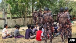 နယ်ခြားစည်းဖြတ်ပြီး ခိုဝင်လာတဲ့ မြန်မာနယ်ခြားစောင့်တပ်ဖွဲ့ဝင်တွေကို ဘင်္ဂလားဒေ့ရှ်နယ်ခြားစောင့်တပ်က ထိန်းသိမ်းထားစဉ်(ဖေဖော်ဝါရီ ၅၊ ၂၀၂၄)