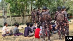 နယ်ခြားစီးဖြတ်ပြီး ခိုဝင်လာတဲ့ မြန်မာနယ်ခြားစောင့်တပ်ဖွဲ့ဝင်တွေကို ဘင်္ဂလားဒေ့ရှ်နယ်ခြားစောင့်တပ်က ထိန်းသိမ်းထားစဉ်(ဖေဖော်ဝါရီ ၅၊ ၂၀၂၄)