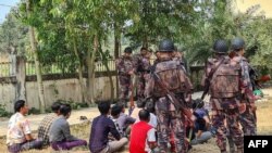 နယ်ခြားစီးဖြတ်ပြီး ခိုဝင်လာတဲ့ မြန်မာနယ်ခြားစောင့်တပ်ဖွဲ့ဝင်တွေကို ဘင်္ဂလားဒေ့ရှ်နယ်ခြားစောင့်တပ်က ထိန်းသိမ်းထားစဉ်(ဖေဖော်ဝါရီ ၅၊ ၂၀၂၄)