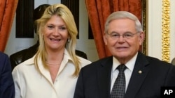 资料照片:美国联邦参议员鲍勃·梅嫩德斯(Bob Menendez)及妻子。(2022年12月20日)