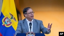 资料照 - 哥伦比亚总统古斯塔沃·佩特罗(Gustavo Petro)2023年2月13号在总统府前对他的支持者发表讲话。