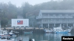 资料照片:台湾金门岛港口的渔船。(2024年2月21日)